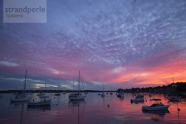 Boote im Hafen bei Sonnenuntergang  York  Maine  USA