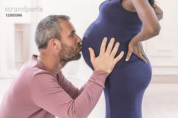 Schwangere Frau im 8. Monat.