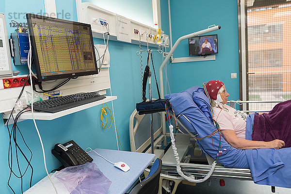 Reportage in der epileptologischen Abteilung des Krankenhauses von Nizza  Frankreich. Dieser Patient wurde wegen unerklärlicher Anfälle in die Neurologie eingeliefert. Mit dem klassischen EEG (Elektroenzephalogramm) lässt sich die Epilepsie nicht diagnostizieren. Es wird ein Langzeit-EEG durchgeführt.