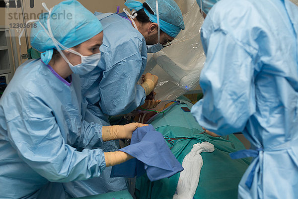 Reportage über eine Nierentransplantation in der urologischen Abteilung des Krankenhauses von Nizza  Frankreich. Die Niere stammt von einem lebenden verwandten Spender  der Frau des Empfängers. Entnahme der Niere des Spenders.