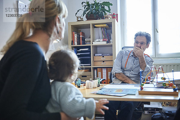 Reportage über einen Kinderarzt  der sich auf Bindungstheorie spezialisiert hat  in Lyon  Frankreich. Eine Konsultation im Alter von 15 Monaten.