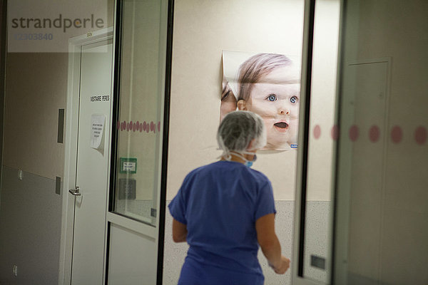 Reportage in der Notaufnahme für Entbindungen  Gynäkologie und Geburtshilfe im Krankenhaus Métropole  Chambéry  Frankreich. Die Hebammen arbeiten zwischen der Entbindungsstation und dem Notdienst  je nachdem  wo sie gebraucht werden.