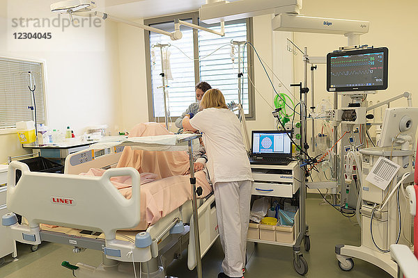 Reportage in der epileptologischen Abteilung des Krankenhauses von Nizza  Frankreich. Durchführung eines Notfall-EEGs auf der Intensivstation bei einem Patienten  der nach einem Krampfanfall ins Krankenhaus eingeliefert wurde.