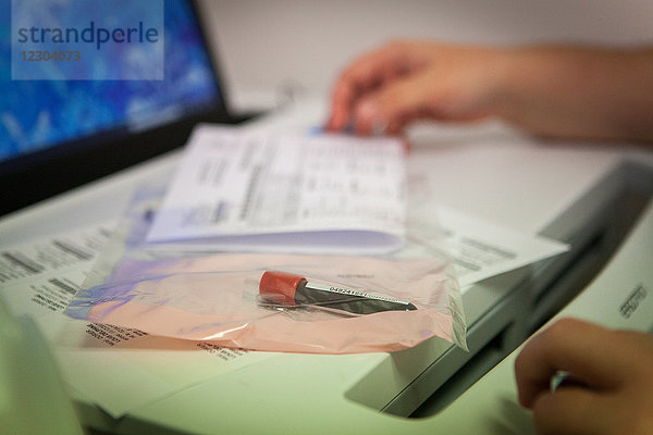 Reportage in der Notaufnahme für Entbindungen  Gynäkologie und Geburtshilfe im Krankenhaus Métropole  Chambéry  Frankreich. Blutuntersuchung.