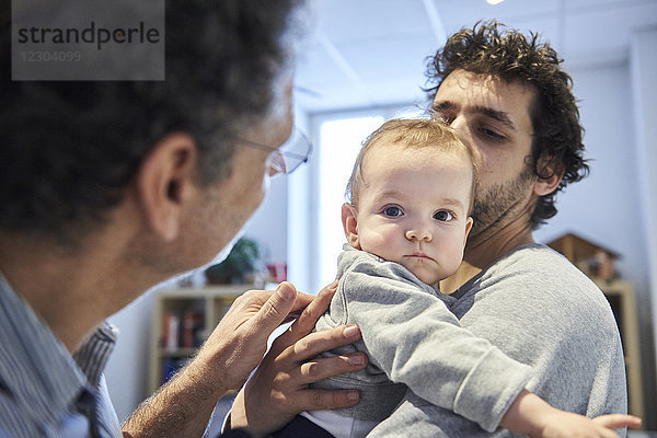 Reportage über einen Kinderarzt  der sich auf Bindungstheorie spezialisiert hat  in Lyon  Frankreich. Eine Konsultation im Alter von 9 Monaten.