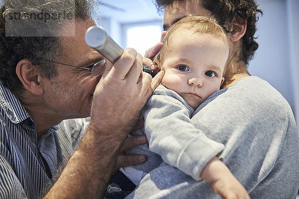 Reportage über einen Kinderarzt  der sich auf Bindungstheorie spezialisiert hat  in Lyon  Frankreich. Eine Konsultation im Alter von 9 Monaten. HNO-Untersuchung.