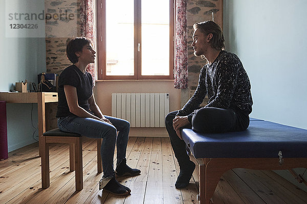 Reportage aus einer Feldenkrais-Praxis. Einzelsitzung für Tänzer des Young Ballet Higher National Conservatory for Music and Dance in Lyon  Frankreich. Die Feldenkrais-Methode ist eine globale somatische Erziehungsmethode  die Leichtigkeit und Fluidität in der Körperbewegung verbessert und lehrt. Die Erkundung der Bewegung ermöglicht es der Person zunächst  bestimmte automatische Reflexe  die Unbehagen oder Steifheit verursachen können  sanft zu neutralisieren. Dies führt zu neuen  angemesseneren sensorisch-motorischen Bahnen. Harmonische und effiziente Bewegungen  die mit weniger Anstrengung auskommen  verbessern die Nutzung des Körpers.