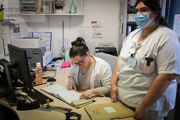 Reportage in der Notaufnahme für Entbindungen  Gynäkologie und Geburtshilfe im Krankenhaus Métropole  Chambéry  Frankreich. Die Arzthelferin und die Empfangsschwester begrüßen die Patienten.