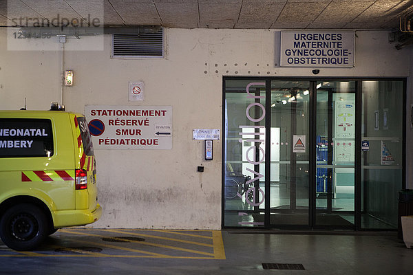 Reportage in der Notaufnahme für Entbindungen  Gynäkologie und Geburtshilfe im Krankenhaus Métropole  Chambéry  Frankreich. Rezeption für Rettungsfahrzeuge.