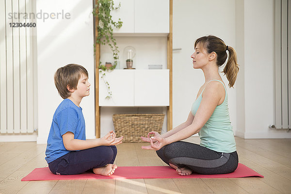 Mutter und Sohn üben sich in Meditation.