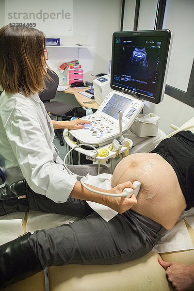 Reportage in der Entbindungsklinik in Chambéry  Frankreich. Eine Kontrolluntersuchung einige Tage vor dem Geburtstermin.