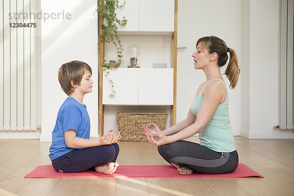 Mutter und Sohn üben sich in Meditation.