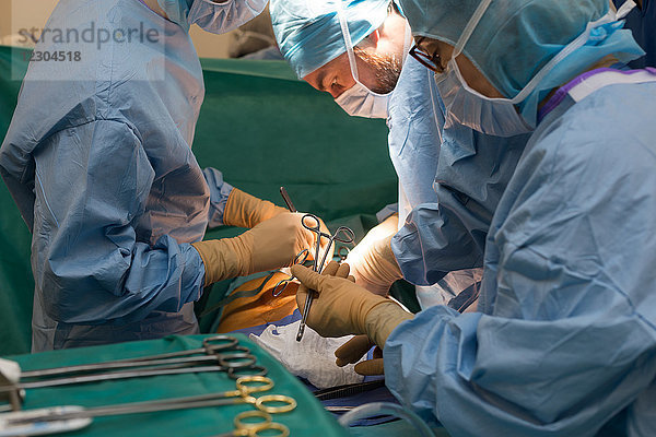 Reportage über eine Nierentransplantation in der urologischen Abteilung des Krankenhauses von Nizza  Frankreich. Die Niere stammt von einem lebenden verwandten Spender  der Frau des Empfängers. Transplantation der Niere in den Empfänger.