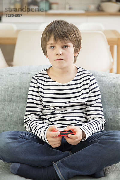 Junge spielt Videospiel.
