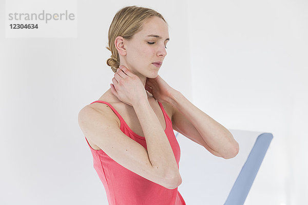 Weibliche Patientin  die wegen Schmerzen im Nackenbereich konsultiert wird.