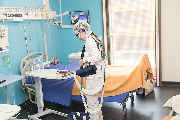 Reportage in der epileptologischen Abteilung des Krankenhauses von Nizza  Frankreich. Langfristiges EEG (3 Tage) zur Kontrolle einer partiellen Epilepsie.