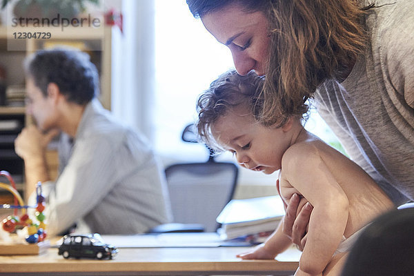 Reportage über einen Kinderarzt  der sich auf Bindungstheorie spezialisiert hat  in Lyon  Frankreich. Eine Konsultation im Alter von 14 Monaten.