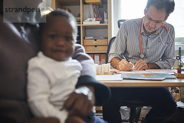 Reportage über einen Kinderarzt  der sich auf Bindungstheorie spezialisiert hat  in Lyon  Frankreich. Eine Konsultation im Alter von 10 Monaten.