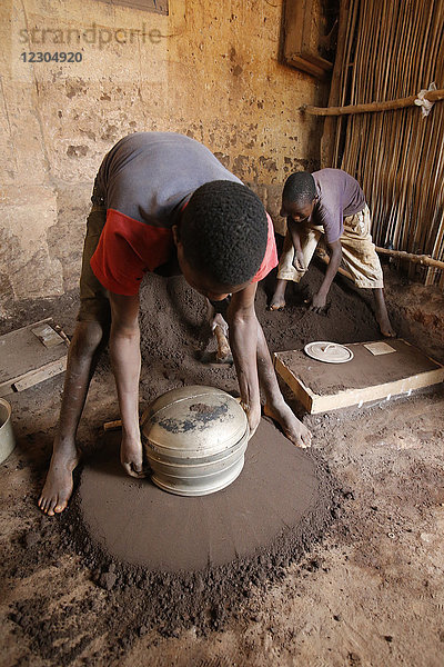 Schmiede in Bohicon  Benin. Kinderarbeiter.