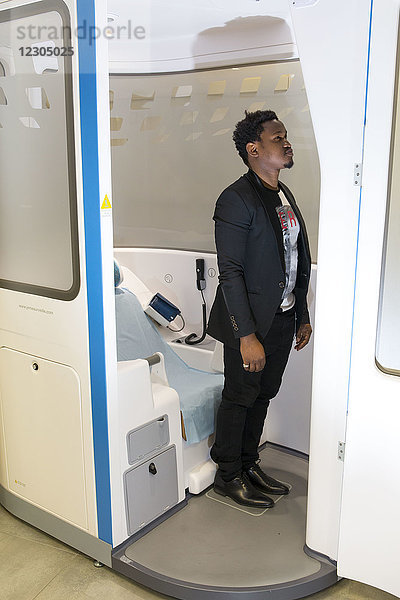 E-Health-Monitoring-Stand für Studenten mit studentischer Krankenversicherung in Paris  Frankreich. Die Studenten können sich per Ferndiagnose untersuchen lassen  wobei sie von angepassten Videos angeleitet werden. Messung von Gewicht  Größe und Körpermasse (BMI).