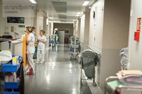 Reportage aus der Notaufnahme für Entbindungen  Gynäkologie und Geburtshilfe im Krankenhaus Métropole  Chambéry  Frankreich.