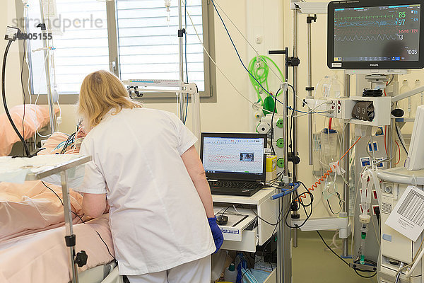 Reportage in der epileptologischen Abteilung des Krankenhauses von Nizza  Frankreich. Durchführung eines Notfall-EEGs auf der Intensivstation bei einem Patienten  der nach einem Krampfanfall ins Krankenhaus eingeliefert wurde.