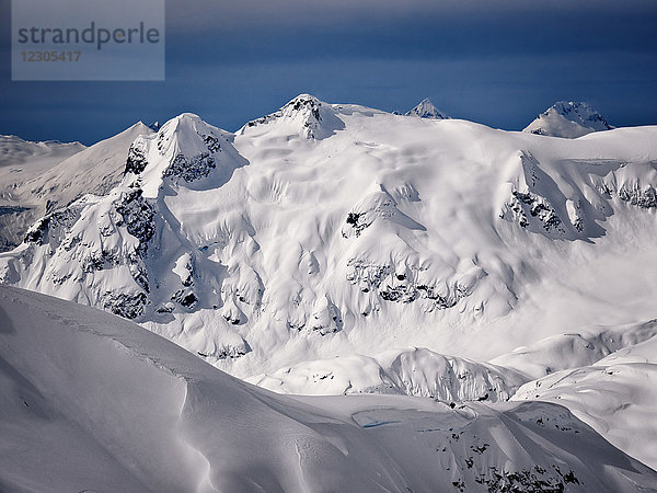 Majestätische Naturkulisse mit Blick auf die Berge von Pemberton Ice Cap im Winter  British Columbia  Kanada