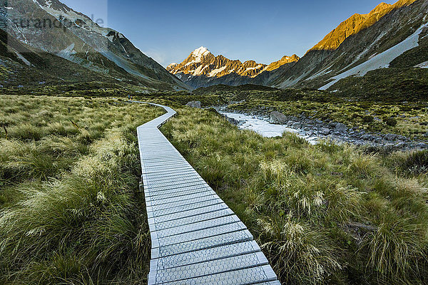 Landschaft mit Bergpfad zum Mount Cook  Canterbury  Neuseeland