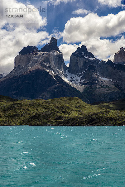 Majestätische Kulisse von Berggipfeln  Nationalpark Torres del Paine  Patagonien  Chile