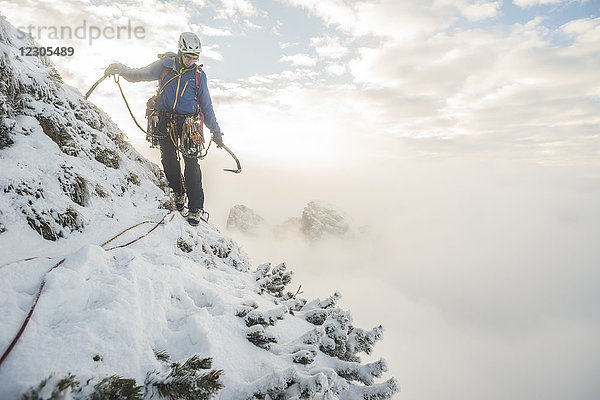 Einsamer männlicher Bergsteiger im Winter im Tatra-Gebirge  Woiwodschaft Malopolskie  Polen