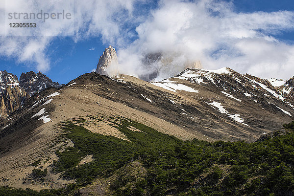 Majestätische Naturkulisse der Berge  Patagonien