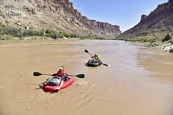 Zwei abenteuerlustige Frauen beim Rafting auf einem Fluss im Canyonlands National Park  Moab  Utah  USA