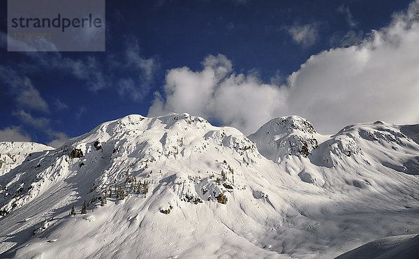 Majestätische Winterlandschaft mit Bergen und Wolken  Pemberton  British Columbia  Kanada