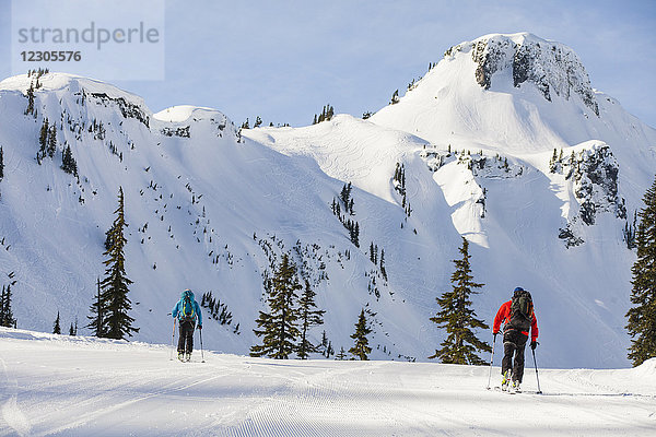 Rückansicht von zwei Männern beim Skilanglauf im North Cascades National Park  Washington State  USA