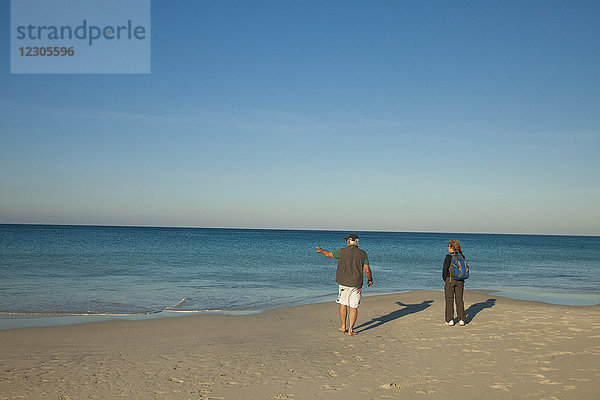 Rückansicht eines Paares am Strand von Geographe Bay  Cape Naturaliste  Westaustralien