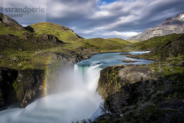 Majestätische Naturkulisse eines Wasserfalls  Patagonien