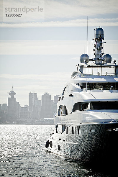 Frontansicht einer Yacht vor der Skyline der Stadt Vancouver  British Columbia  Kanada