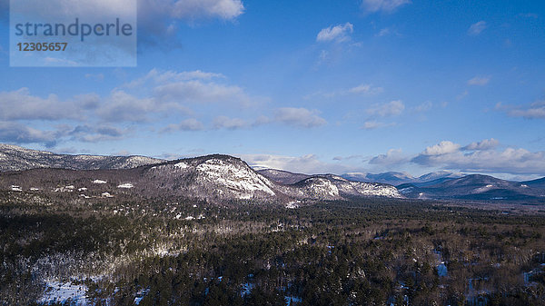 Majestätische Naturkulisse von Whitehorse Ledge und Cathedral Ledge im Winter  Conway  New Hampshire  USA