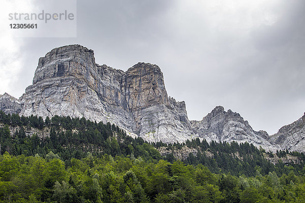 Majestätische Naturkulisse der Pyrenäen mit steilen Klippen  Nationalpark Ordesa y Monte Perdido  Huesca  Aragonien  Spanien
