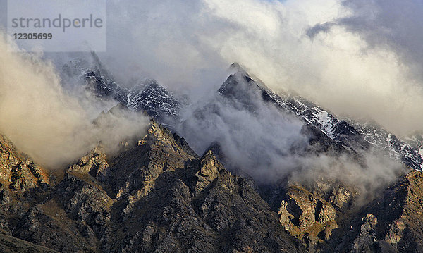 Luftaufnahme der Wolken  die die Remarkables-Bergkette einhüllen  Neuseeland