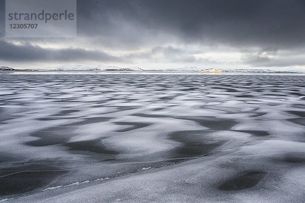 Wunderschöne polare Naturlandschaft mit gefrorenem See  Ringstraße  Island