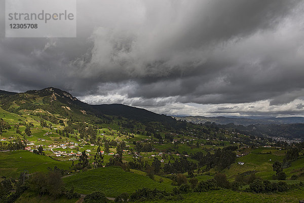 Majestätische Aussicht mit dramatischem Himmel über dem Dorf Mindo in den Anden  Provinz Pichincha  Ecuador