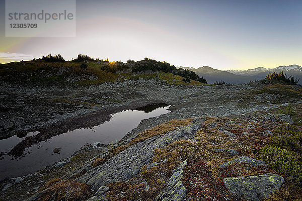 Landschaft mit Bergsee bei Sonnenaufgang  Whistler  BC  Kanada