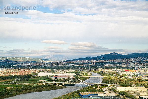 Blick auf den Fluss Besos mit Brücke und Stadt Barcelona  Katalonien  Spanien