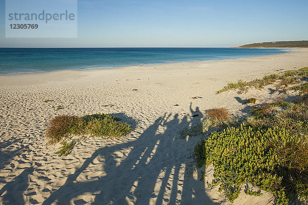 Landschaft mit Schatten einer Familie am Strand von Geographe Bay  Cape Naturaliste  Westaustralien