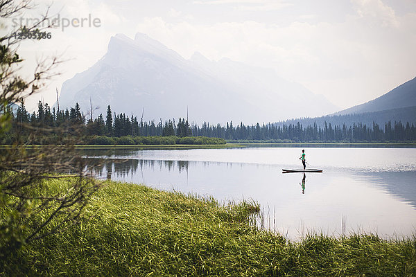 Frau beim Paddeln auf einem der Vermillion Lakes mit Mount Rundle im Hintergrund  Alberta  Kanada
