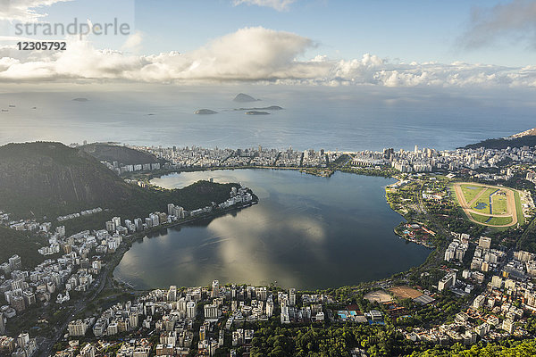 Lagune Lagoa Rodrigo de Freitas vom Cristo Redentor (Christus der Erlöser) auf dem Morro do Corcovado (Corcovado-Berg) aus gesehen  Rio de Janeiro  Brasilien