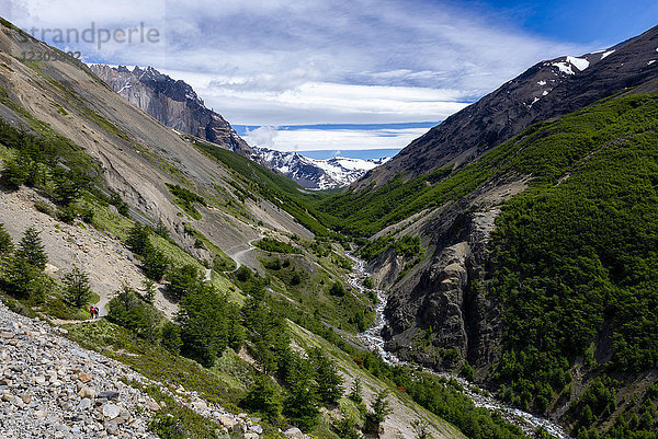 Wunderschöne Naturkulisse aus Tal und Bergen  Patagonien