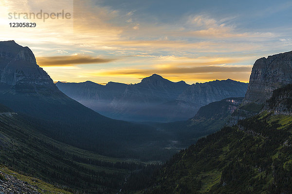 Blick auf das Tal des Glacier National Park in der Morgendämmerung  Montana  USA