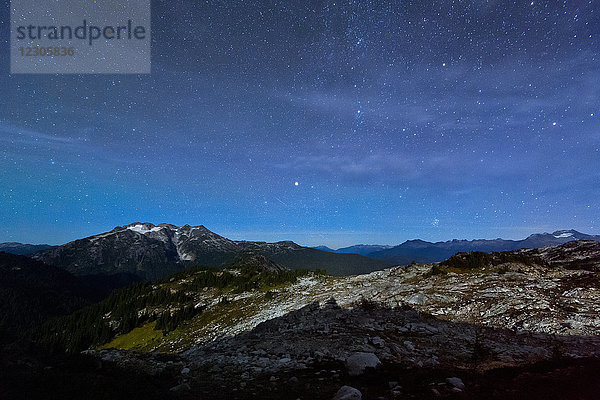 Berglandschaft mit nächtlichem Sternenhimmel  Whistler  BC  Kanada